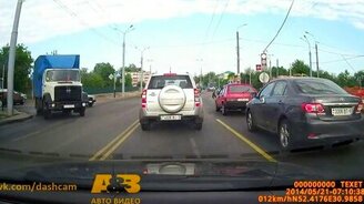 Слишком впечатлительная за рулём - смотреть видео (0:50)