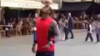 Красивое шоу с мячом - смотреть видео (3:27)