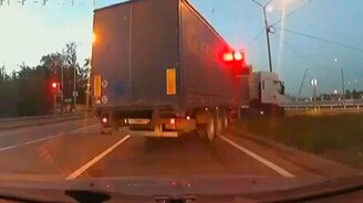 Ликвидировал светофор - смотреть видео (0:17)