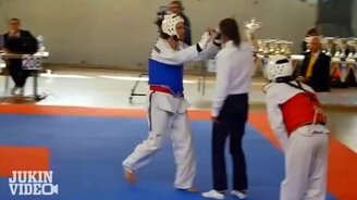 Судья попал под раздачу - смотреть видео (0:25)