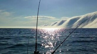 Горы из облаков над озером - смотреть видео (0:28)