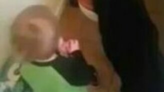 Собака лакает, малыш танцует - смотреть видео (0:21)