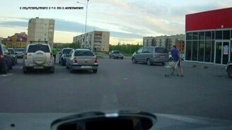 Беззаботный парень с тележкой - смотреть видео (0:58)