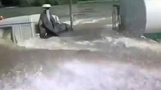 КамАЗ едет по реке - смотреть видео (0:10)