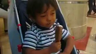 Сонный малыш и мороженое - смотреть видео (1:31)