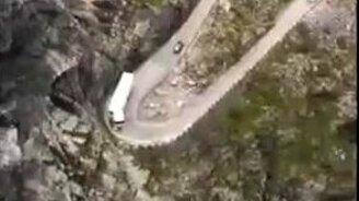 Автобус и фура на горной дороге - смотреть видео (2:36)