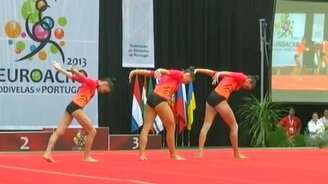 Эффектное выступление гимнасток - смотреть видео (2:49)