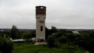 Снос башни при помощи отбойного молотка - смотреть видео (1:21)