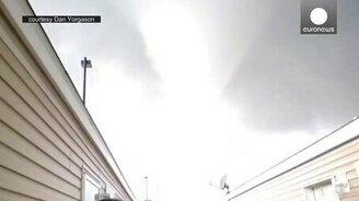 Сняли торнадо вместо того, чтобы спасаться - смотреть видео (2:49)