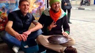 Музыкант с хангом-барабаном - смотреть видео (2:11)