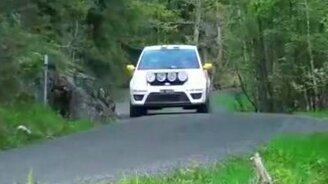 Колесо сбило оператора с ног - смотреть видео (0:25)