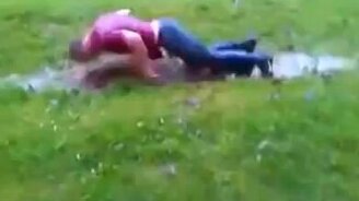 Чемпионы по плаванию в луже - смотреть видео (0:30)