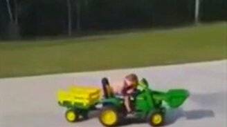 Водитель грузовика уснул за рулём - смотреть видео (0:16)