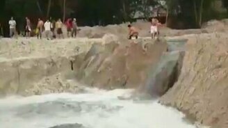 Смельчаки против бурной реки - смотреть видео (2:00)