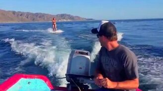 Девушка среди дельфинов - смотреть видео (2:03)