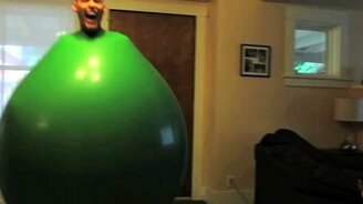 Впервые залез в большой шар - смотреть видео (1:17)