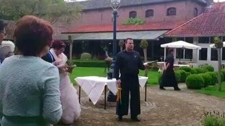 Мастер открывания шампанского кинжалом - смотреть видео (0:46)