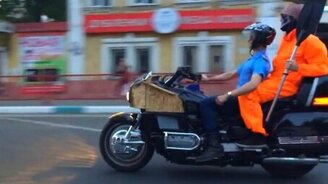 Чудаки с веслом на мотоцикле - смотреть видео (0:52)