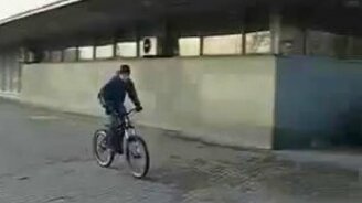 Опасный трюкач на велосипеде - смотреть видео (0:11)