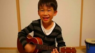 Задорный мальчуган играет на укулеле - смотреть видео (0:42)
