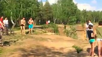 Чемпион по любительским прыжкам в речку - смотреть видео (0:20)