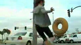 Гол через дорогу - смотреть видео (1:01)