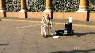 Музыкант с пилой и смычком - смотреть видео (0:45)