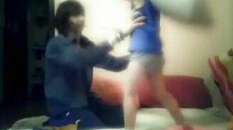 Бой подушками перед сном - смотреть видео (2:05)