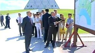 Как надо снимать пиджак - смотреть видео (0:28)