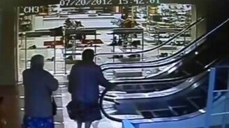 Бабушки против эскалатора - смотреть видео (0:15)