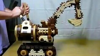 Деревянная модель гусеничного экскаватора - смотреть видео (0:29)