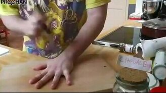 Трюк с ножом не для слабонервных - смотреть видео (0:25)