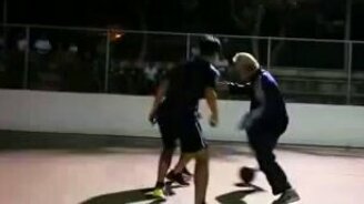 Старик играет в футбол с молодыми - смотреть видео (1:30)