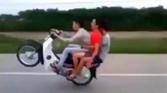Три чудака на мопеде - смотреть видео (0:40)
