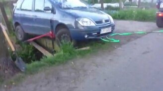 Вытащили авто из ямы... - смотреть видео (0:15)