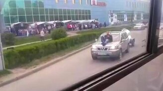 Пассажир на капоте - смотреть видео (0:07)