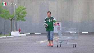 Невероятные трюки с футбольным мячом - смотреть видео (8:00)