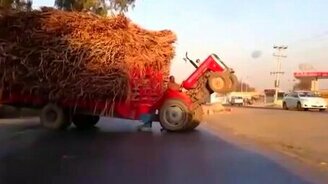 Поставил на дыбы трактор - смотреть видео (0:21)