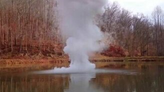 Кусок натрия в озере - смотреть видео (0:59)