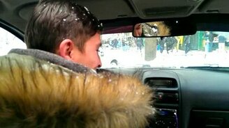 Освежил уснувшего за рулём - смотреть видео (0:36)