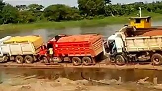 Потопили грузовики - смотреть видео (1:14)