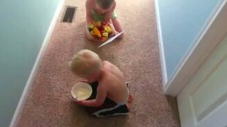 Две попытки удивить маму - смотреть видео (1:04)