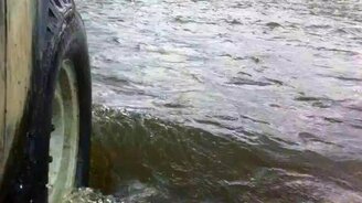 Переплыли реку на Ниве - смотреть видео (2:47)