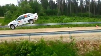 Зрелищный прыжок авто - смотреть видео (0:08)