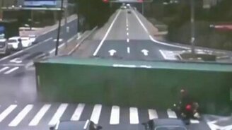 Падающая фура против мотоциклиста - смотреть видео (0:32)