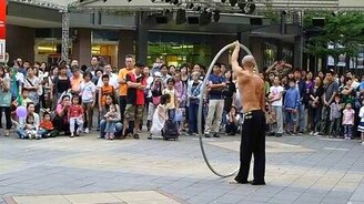 Танец азиата с большим обручем - смотреть видео (4:32)