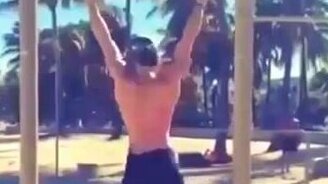 Трюк на турнике - смотреть видео (0:15)