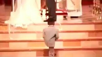 Малыш не растерялся на свадьбе - смотреть видео (0:15)