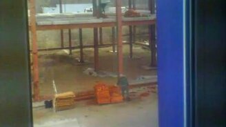 Когда на стройке нет крана - смотреть видео (0:24)