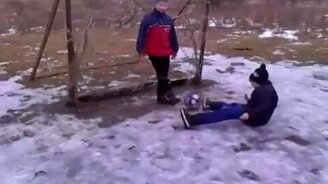 Футбол на льду - смотреть видео (0:23)